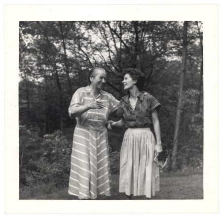 Gabriela Mistral junto a Doris Dana en 1954